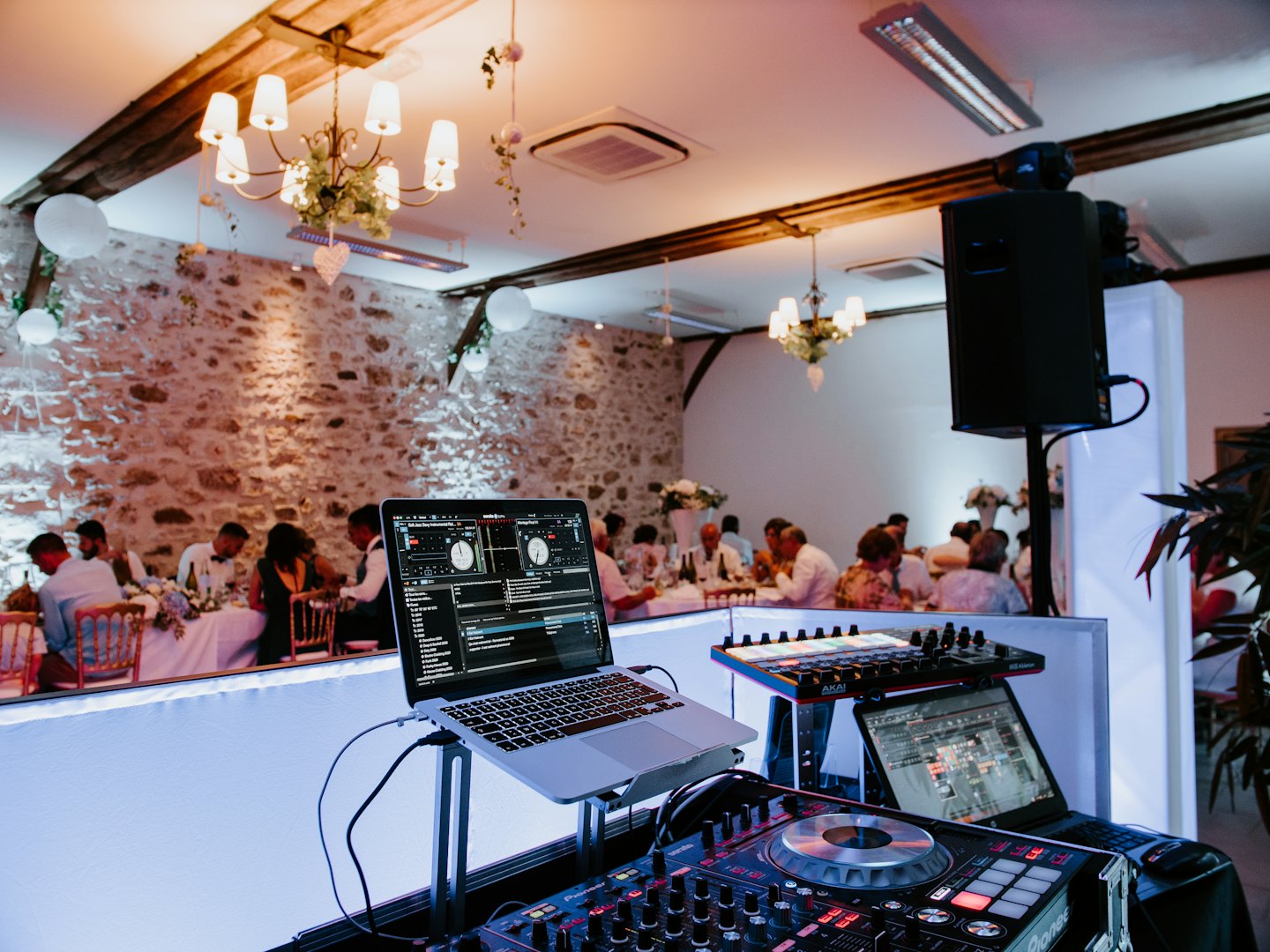 Professionaalne DJ-varustus erapidu jaoks valmis pandud.