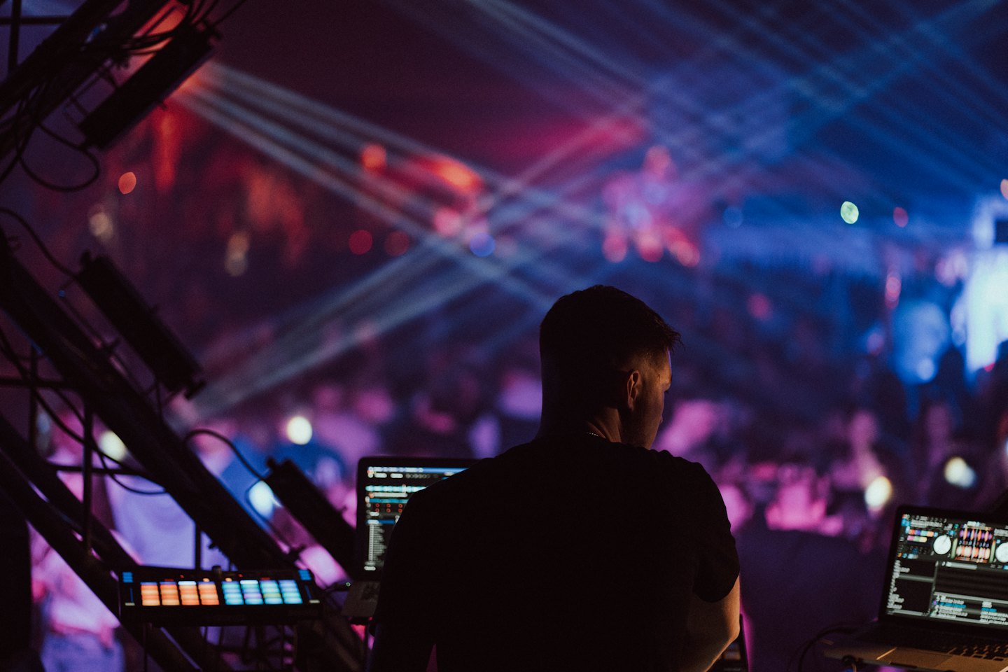 DJ puldi taga laval esinemas.