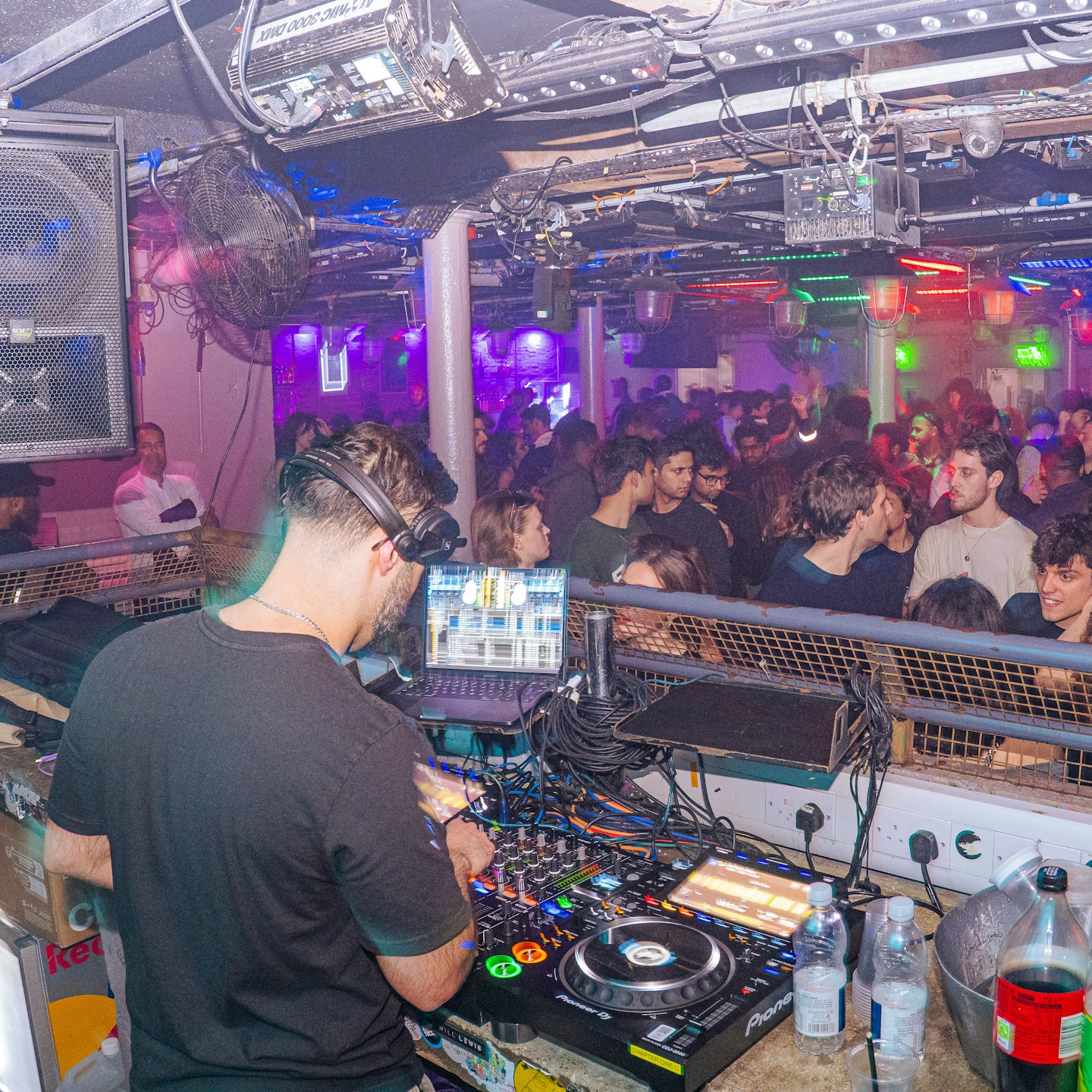 DJ kõrvaklappidega miksib ööklubis muusikat.
